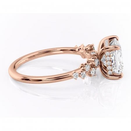 Inel de logodnă Liora din aur Rose 18kt cu moissanite tăietură princess – Pietre laterale rafinată pentru profil înalt | Personalizează și configurează gratuit online [1]