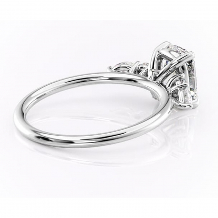 Inel de logodnă Lucinda din aur Alb 14kt cu moissanite tăietură asscher – Montură cu trei pietre rafinată pentru profil înalt | Personalizează și configurează gratuit online [2]