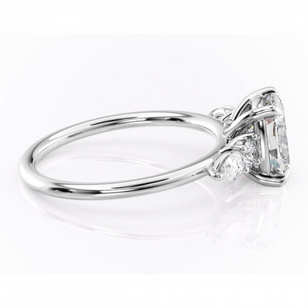 Inel de logodnă Lucinda din aur Alb 14kt cu moissanite tăietură asscher – Montură cu trei pietre rafinată pentru profil înalt | Personalizează și configurează gratuit online [1]