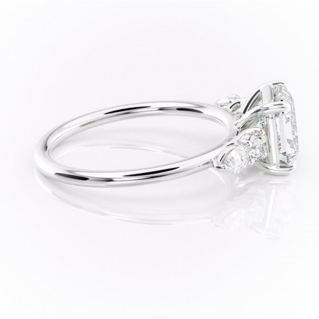 Inel de logodnă Lucinda din aur Alb 14kt cu moissanite tăietură asscher – Montură cu trei pietre rafinată pentru profil înalt | Personalizează și configurează gratuit online [1]
