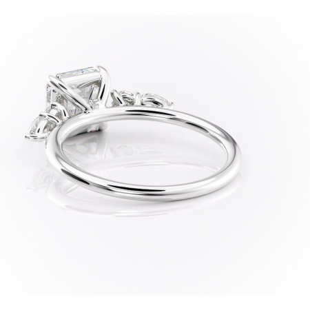 Inel de logodnă Lucinda din aur Alb 14kt cu moissanite tăietură asscher – Montură cu trei pietre rafinată pentru profil înalt | Personalizează și configurează gratuit online [3]