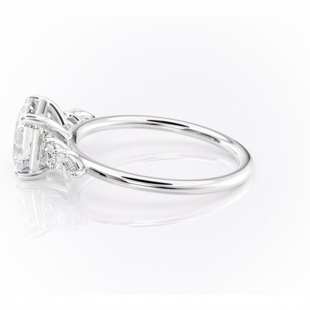 Inel de logodnă Lucinda din aur Alb 14kt cu moissanite tăietură asscher – Montură cu trei pietre rafinată pentru profil înalt | Personalizează și configurează gratuit online [5]