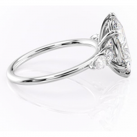 Inel de logodnă Lucinda din aur Alb 18kt cu moissanite tăietură marquise – Montură cu trei pietre rafinată pentru profil înalt | Personalizează și configurează gratuit online [1]