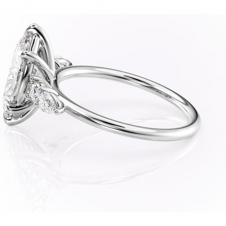 Inel de logodnă Lucinda din aur Alb 18kt cu moissanite tăietură marquise – Montură cu trei pietre rafinată pentru profil înalt | Personalizează și configurează gratuit online [5]