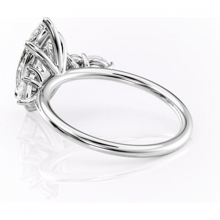 Inel de logodnă Lucinda din aur Alb 18kt cu moissanite tăietură marquise – Montură cu trei pietre rafinată pentru profil înalt | Personalizează și configurează gratuit online [4]