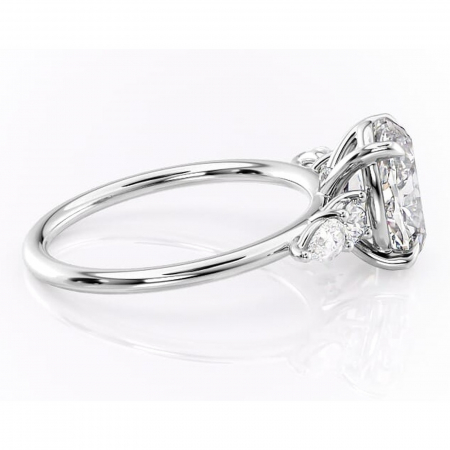 Inel de logodnă Lucinda din aur Alb 14kt cu moissanite tăietură ovală – Montură cu trei pietre rafinată pentru profil înalt | Personalizează și configurează gratuit online [1]