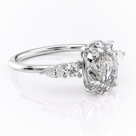 Ovală - Inel de logodnă Lucinda din aur Alb 14kt cu moissanite tăietură ovală – Montură cu trei pietre rafinată pentru profil înalt | Personalizează și configurează gratuit online