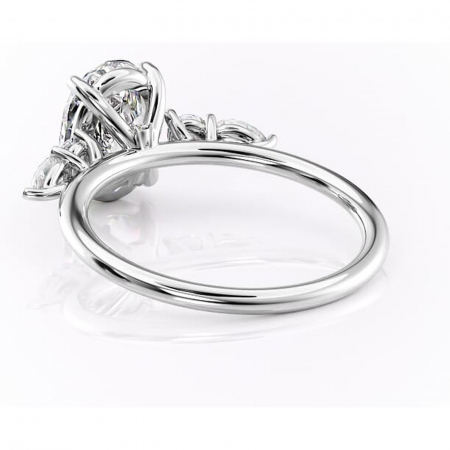 Inel de logodnă Lucinda din aur Alb 14kt cu moissanite tăietură ovală – Montură cu trei pietre rafinată pentru profil înalt | Personalizează și configurează gratuit online [3]