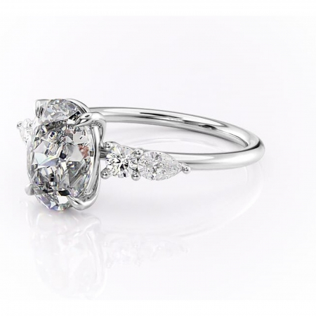 Inel de logodnă Lucinda din aur Alb 14kt cu moissanite tăietură ovală – Montură cu trei pietre rafinată pentru profil înalt | Personalizează și configurează gratuit online [6]