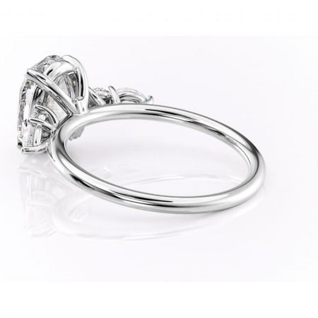 Inel de logodnă Lucinda din aur Alb 14kt cu moissanite tăietură ovală – Montură cu trei pietre rafinată pentru profil înalt | Personalizează și configurează gratuit online [4]