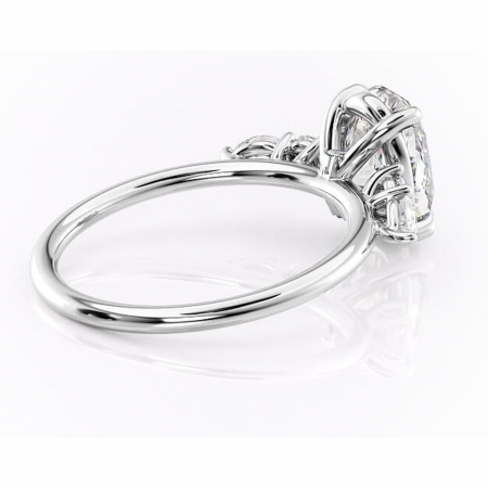 Inel de logodnă Lucinda din aur Alb 14kt cu moissanite tăietură ovală – Montură cu trei pietre rafinată pentru profil înalt | Personalizează și configurează gratuit online [2]