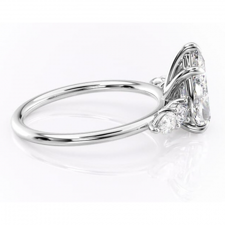Inel de logodnă Lucinda din aur Alb 14kt cu moissanite tăietură pară – Montură cu trei pietre rafinată pentru profil înalt | Personalizează și configurează gratuit online [1]