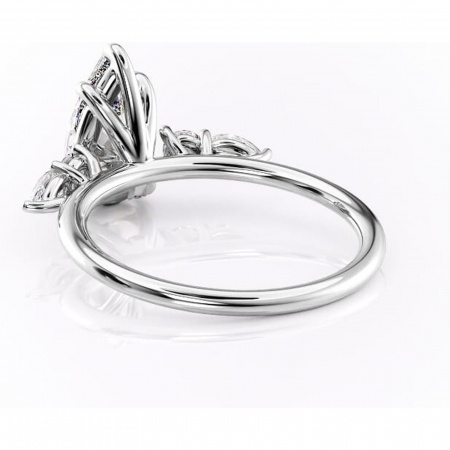 Inel de logodnă Lucinda din aur Alb 14kt cu moissanite tăietură pară – Montură cu trei pietre rafinată pentru profil înalt | Personalizează și configurează gratuit online [3]