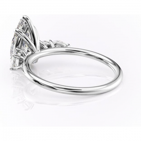 Inel de logodnă Lucinda din aur Alb 14kt cu moissanite tăietură pară – Montură cu trei pietre rafinată pentru profil înalt | Personalizează și configurează gratuit online [4]