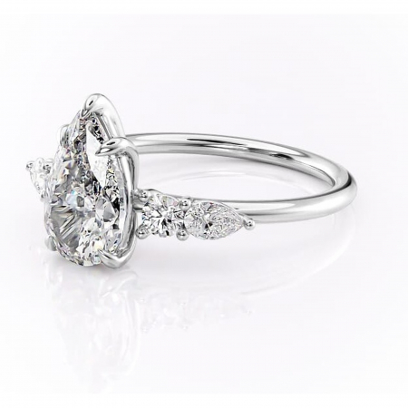 Inel de logodnă Lucinda din aur Alb 14kt cu moissanite tăietură pară – Montură cu trei pietre rafinată pentru profil înalt | Personalizează și configurează gratuit online [6]