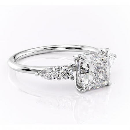 Pernă - Inel de logodnă Lucinda din aur Alb 14kt cu moissanite tăietură pernă – Montură cu trei pietre rafinată pentru profil înalt | Personalizează și configurează gratuit online