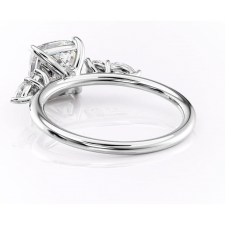 Inel de logodnă Lucinda din aur Alb 14kt cu moissanite tăietură pernă – Montură cu trei pietre rafinată pentru profil înalt | Personalizează și configurează gratuit online [3]