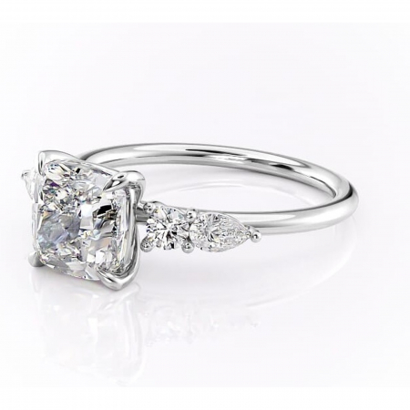 Inel de logodnă Lucinda din aur Alb 14kt cu moissanite tăietură pernă – Montură cu trei pietre rafinată pentru profil înalt | Personalizează și configurează gratuit online [6]