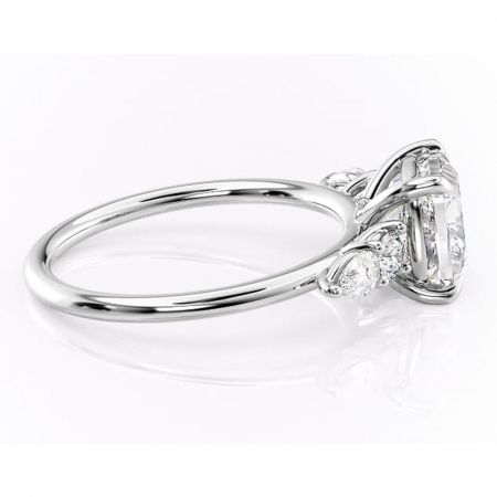 Inel de logodnă Lucinda din aur Alb 14kt cu moissanite tăietură pernă – Montură cu trei pietre rafinată pentru profil înalt | Personalizează și configurează gratuit online [1]