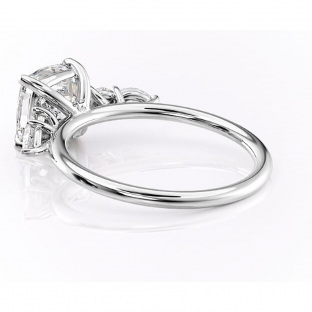 Inel de logodnă Lucinda din aur Alb 14kt cu moissanite tăietură pernă – Montură cu trei pietre rafinată pentru profil înalt | Personalizează și configurează gratuit online [4]