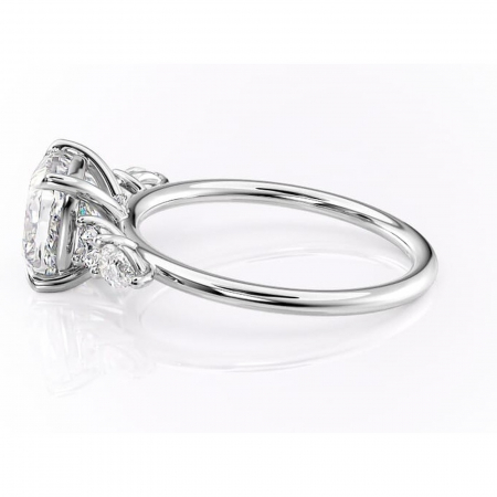 Inel de logodnă Lucinda din aur Alb 14kt cu moissanite tăietură pernă – Montură cu trei pietre rafinată pentru profil înalt | Personalizează și configurează gratuit online [5]