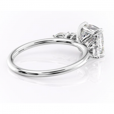 Inel de logodnă Lucinda din aur Alb 14kt cu moissanite tăietură pernă – Montură cu trei pietre rafinată pentru profil înalt | Personalizează și configurează gratuit online [2]