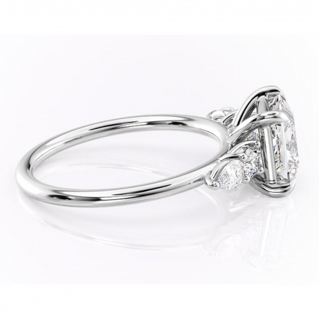 Inel de logodnă Lucinda din aur Alb 14kt cu moissanite tăietură princess – Montură cu trei pietre rafinată pentru profil înalt | Personalizează și configurează gratuit online [1]