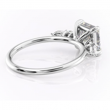 Inel de logodnă Lucinda din aur Alb 14kt cu moissanite tăietură princess – Montură cu trei pietre rafinată pentru profil înalt | Personalizează și configurează gratuit online [2]