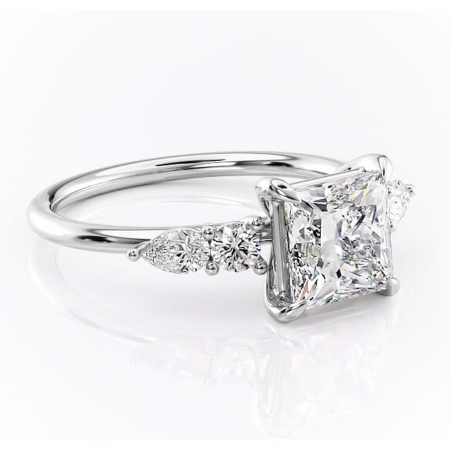 Princess - Inel de logodnă Lucinda din aur Alb 14kt cu moissanite tăietură princess – Montură cu trei pietre rafinată pentru profil înalt | Personalizează și configurează gratuit online