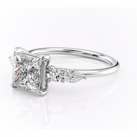 Inel de logodnă Lucinda din aur Alb 14kt cu moissanite tăietură princess – Montură cu trei pietre rafinată pentru profil înalt | Personalizează și configurează gratuit online [6]