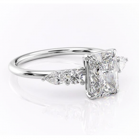 Radiantă - Inel de logodnă Lucinda din aur Alb 14kt cu moissanite tăietură radiantă – Montură cu trei pietre rafinată pentru profil înalt | Personalizează și configurează gratuit online