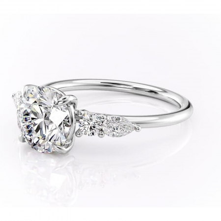 Inel de logodnă Lucinda din aur Alb 14kt cu moissanite tăietură rotundă – Montură cu trei pietre rafinată pentru profil înalt | Personalizează și configurează gratuit online [6]