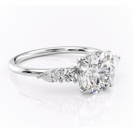 Accent - Inel de logodnă Lucinda din aur Alb 14kt cu moissanite tăietură rotundă – Montură cu trei pietre rafinată pentru profil înalt | Personalizează și configurează gratuit online