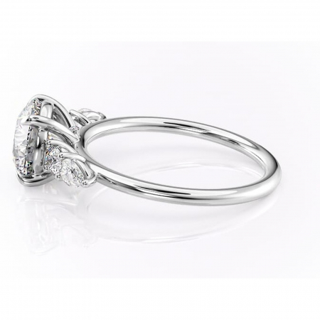 Inel de logodnă Lucinda din aur Alb 14kt cu moissanite tăietură rotundă – Montură cu trei pietre rafinată pentru profil înalt | Personalizează și configurează gratuit online [5]