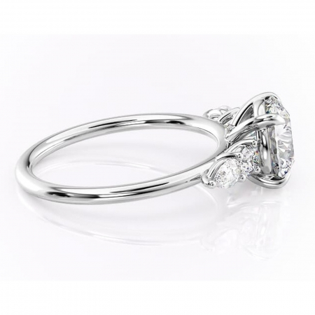 Inel de logodnă Lucinda din aur Alb 14kt cu moissanite tăietură rotundă – Montură cu trei pietre rafinată pentru profil înalt | Personalizează și configurează gratuit online [1]