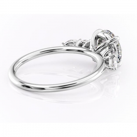 Inel de logodnă Lucinda din aur Alb 14kt cu moissanite tăietură rotundă – Montură cu trei pietre rafinată pentru profil înalt | Personalizează și configurează gratuit online [2]