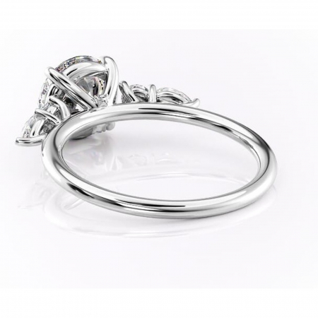 Inel de logodnă Lucinda din aur Alb 14kt cu moissanite tăietură rotundă – Montură cu trei pietre rafinată pentru profil înalt | Personalizează și configurează gratuit online [3]