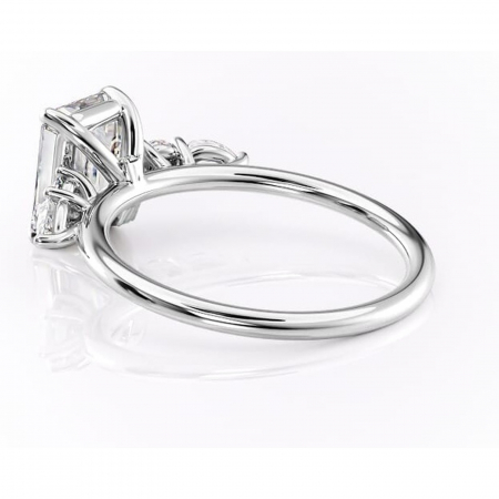 Inel de logodnă Lucinda din aur Alb 14kt cu moissanite tăietură smarald – Montură cu trei pietre rafinată pentru profil înalt | Personalizează și configurează gratuit online [4]