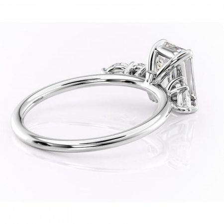 Inel de logodnă Lucinda din aur Alb 14kt cu moissanite tăietură smarald – Montură cu trei pietre rafinată pentru profil înalt | Personalizează și configurează gratuit online [2]