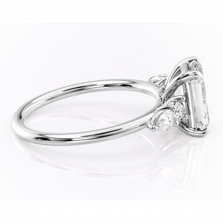 Inel de logodnă Lucinda din aur Alb 14kt cu moissanite tăietură smarald – Montură cu trei pietre rafinată pentru profil înalt | Personalizează și configurează gratuit online [1]