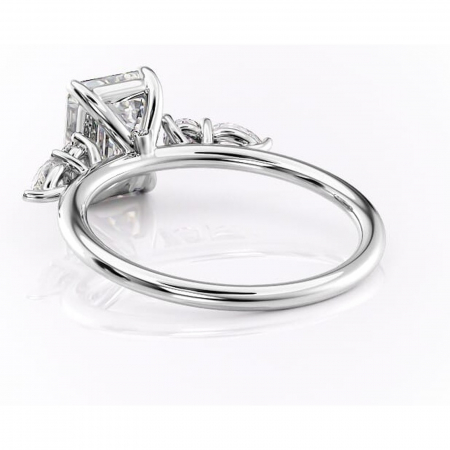 Inel de logodnă Lucinda din aur Alb 14kt cu moissanite tăietură smarald – Montură cu trei pietre rafinată pentru profil înalt | Personalizează și configurează gratuit online [3]