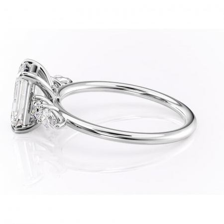 Inel de logodnă Lucinda din aur Alb 14kt cu moissanite tăietură smarald – Montură cu trei pietre rafinată pentru profil înalt | Personalizează și configurează gratuit online [5]