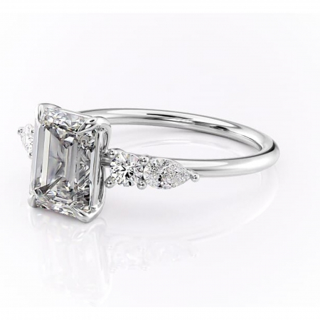 Inel de logodnă Lucinda din aur Alb 14kt cu moissanite tăietură smarald – Montură cu trei pietre rafinată pentru profil înalt | Personalizează și configurează gratuit online [6]