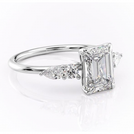 Smarald - Inel de logodnă Lucinda din aur Alb 14kt cu moissanite tăietură smarald – Montură cu trei pietre rafinată pentru profil înalt | Personalizează și configurează gratuit online