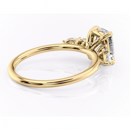 Inel de logodnă Lucinda din aur Galben 14kt cu moissanite tăietură asscher – Montură cu trei pietre rafinată pentru profil înalt | Personalizează și configurează gratuit online [2]