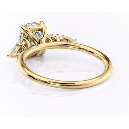 Inel de logodnă Lucinda din aur Galben 14kt cu moissanite tăietură asscher – Montură cu trei pietre rafinată pentru profil înalt | Personalizează și configurează gratuit online [3]