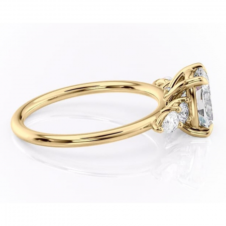 Inel de logodnă Lucinda din aur Galben 14kt cu moissanite tăietură asscher – Montură cu trei pietre rafinată pentru profil înalt | Personalizează și configurează gratuit online [1]