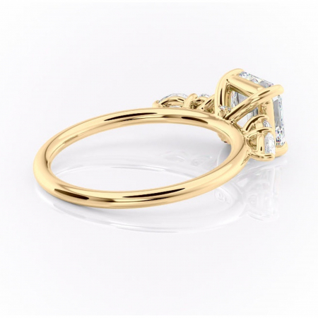 Inel de logodnă Lucinda din aur Galben 14kt cu moissanite tăietură asscher – Montură cu trei pietre rafinată pentru profil înalt | Personalizează și configurează gratuit online [2]