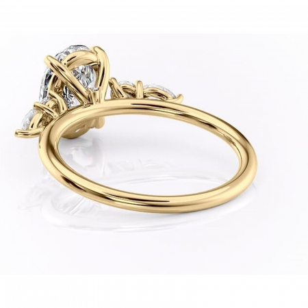 Inel de logodnă Lucinda din aur Galben 14kt cu moissanite tăietură ovală – Montură cu trei pietre rafinată pentru profil înalt | Personalizează și configurează gratuit online [3]