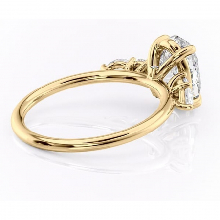 Inel de logodnă Lucinda din aur Galben 14kt cu moissanite tăietură ovală – Montură cu trei pietre rafinată pentru profil înalt | Personalizează și configurează gratuit online [2]